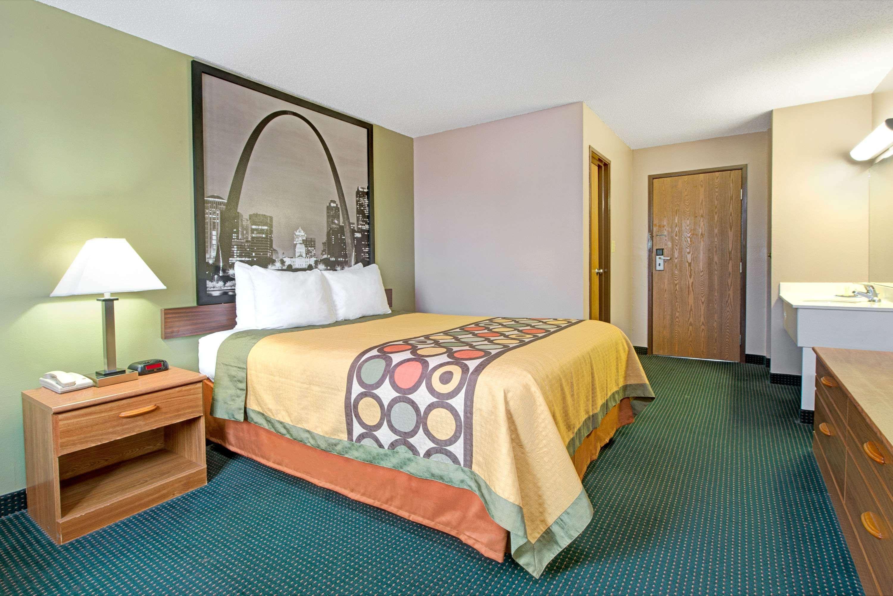 Super 8 By Wyndham Eureka/Six Flags Nearby Hotel Buitenkant foto
