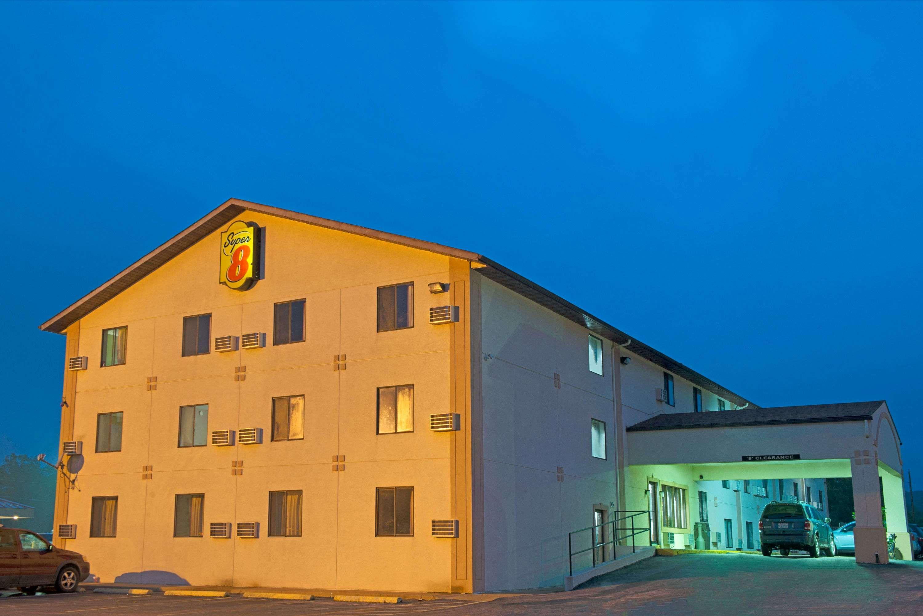 Super 8 By Wyndham Eureka/Six Flags Nearby Hotel Buitenkant foto